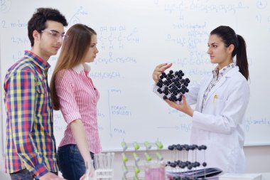 Mutlu gençler grup okulda