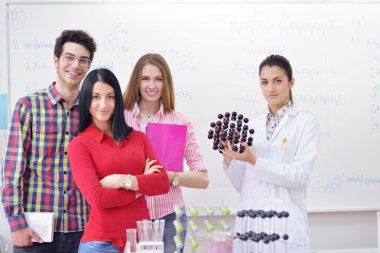 Mutlu gençler grup okulda