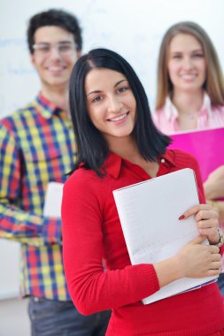 Mutlu gençler grup okulda