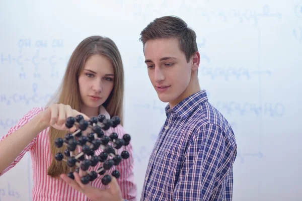 Mutlu gençler grup okulda