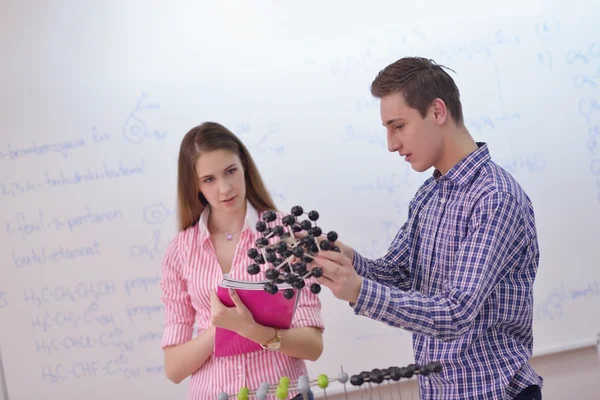 Mutlu gençler grup okulda