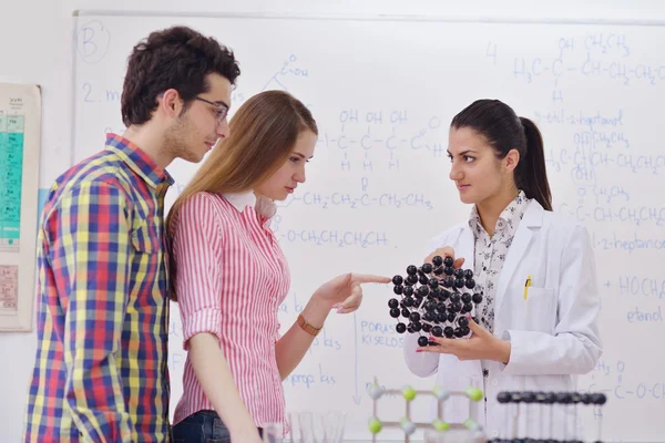 Groupe d'adolescents heureux à l'école — Photo