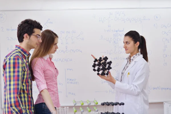 Groupe d'adolescents heureux à l'école — Photo