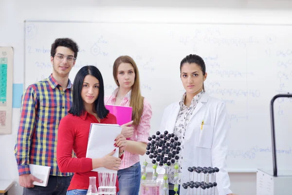 Feliz grupo de adolescentes na escola — Fotografia de Stock