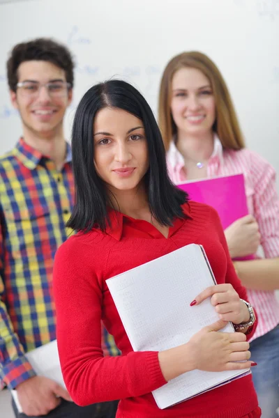 Gelukkig tieners groep in school — Stockfoto