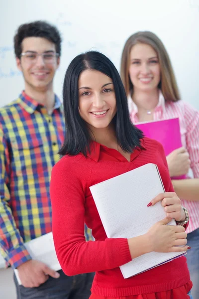 Glada tonåringar grupp i skolan — Stockfoto