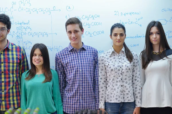 Feliz grupo de adolescentes na escola — Fotografia de Stock