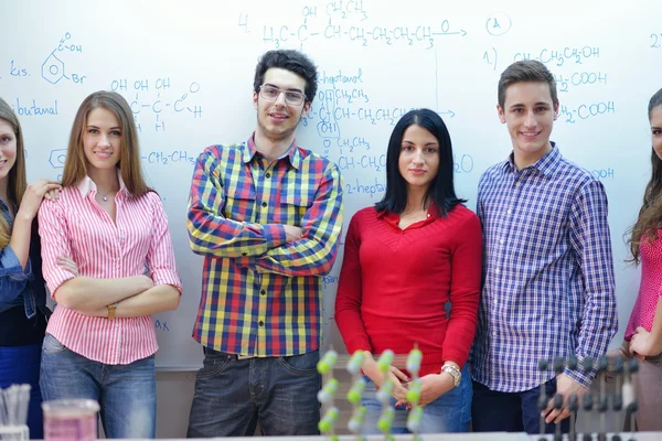 Feliz grupo de adolescentes en la escuela — Foto de Stock