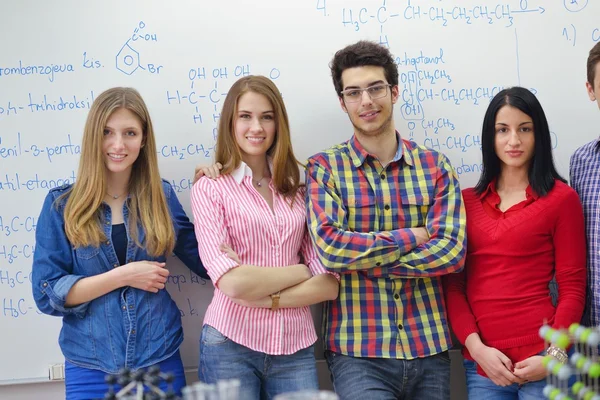 Feliz grupo de adolescentes na escola — Fotografia de Stock