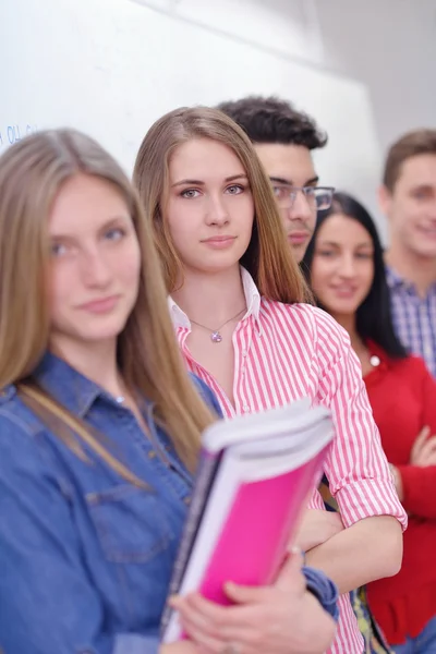 Glada tonåringar grupp i skolan — Stockfoto