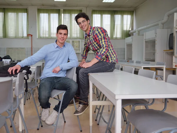 Feliz grupo de adolescentes en la escuela —  Fotos de Stock