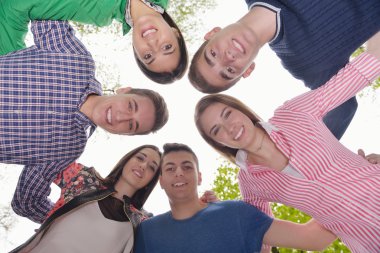 Grup genç arkadaşlar birlikte ayakta