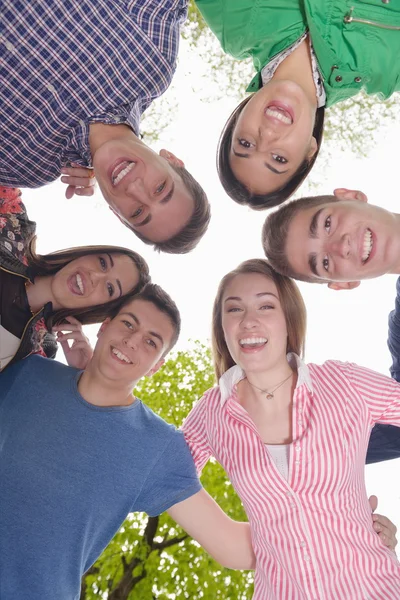 Groep van jonge vrienden permanent samen — Stockfoto