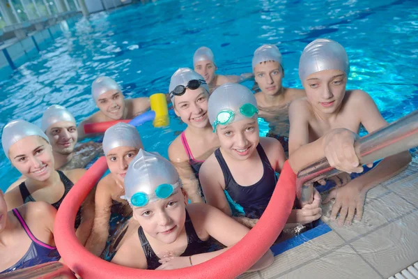 Kinder im Schwimmbad — Stockfoto