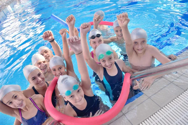 Crianças na piscina — Fotografia de Stock