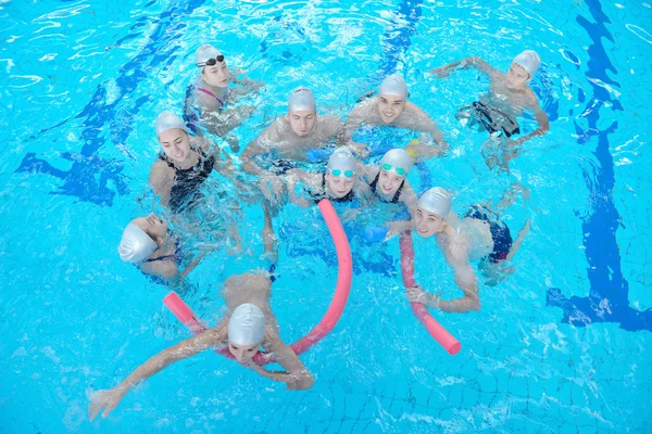 Crianças na piscina — Fotografia de Stock