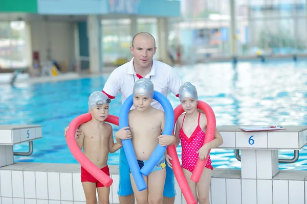 Kinderen bij zwembad — Stockfoto