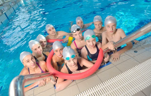 Kinderen bij zwembad — Stockfoto