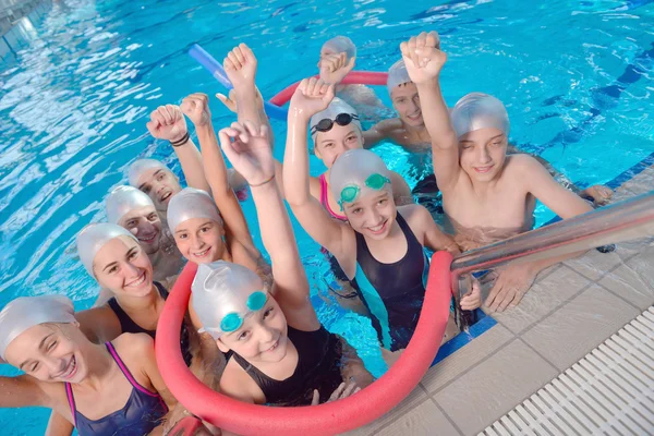 Niños en la piscina — Foto de Stock