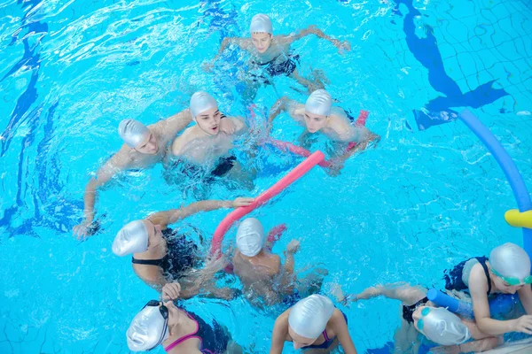 Enfants à la piscine — Photo