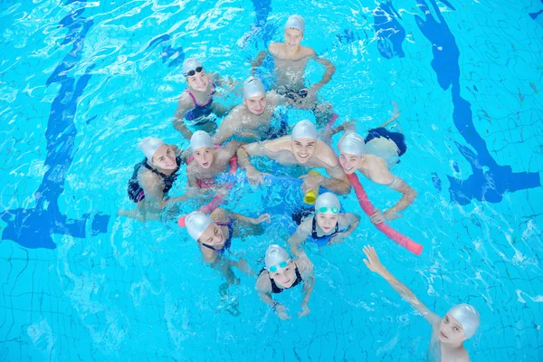 Enfants à la piscine — Photo