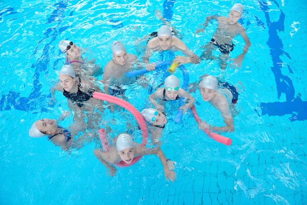 Niños en la piscina — Foto de Stock