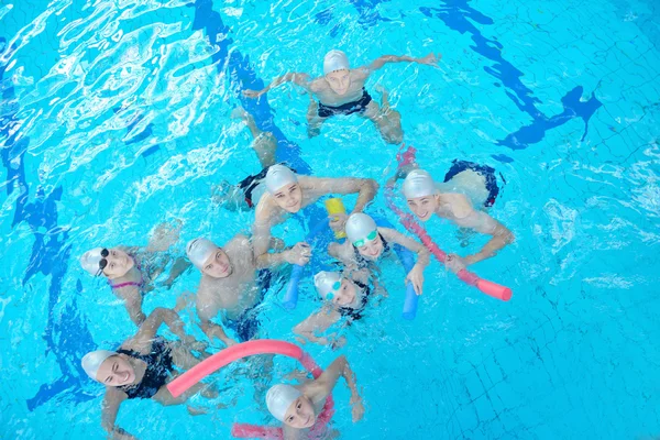 Дети у бассейна — стоковое фото