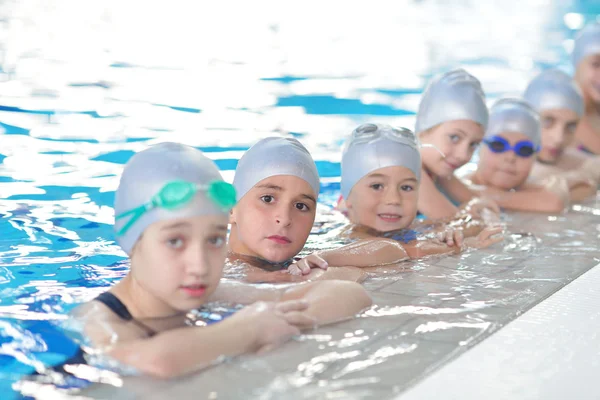 Enfants à la piscine — Photo