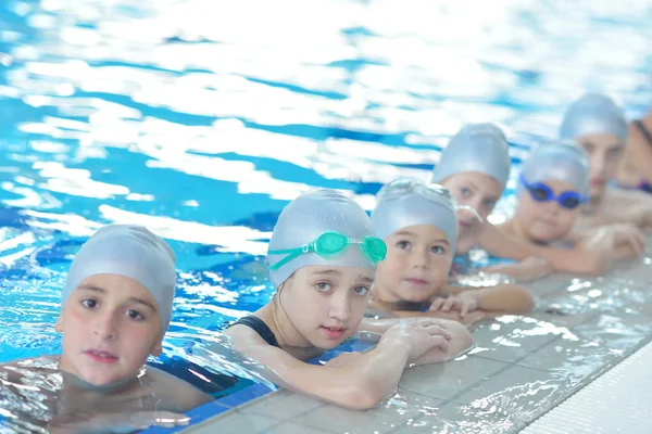 Kinderen bij zwembad — Stockfoto