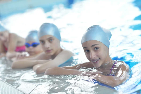 Kinderen bij zwembad — Stockfoto