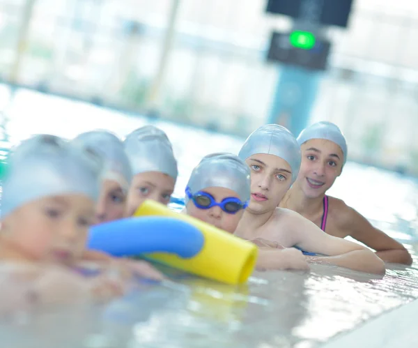 Crianças na piscina — Fotografia de Stock