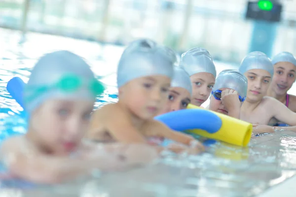 Groep van gelukkige jonge geitjes bij zwembad — Stockfoto