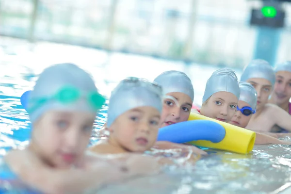Groupe d'enfants heureux à la piscine — Photo