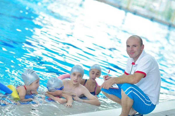 Grup yüzme havuzunda mutlu çocuk — Stok fotoğraf
