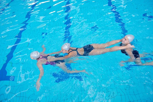 Ayuda y rescate en la piscina — Foto de Stock