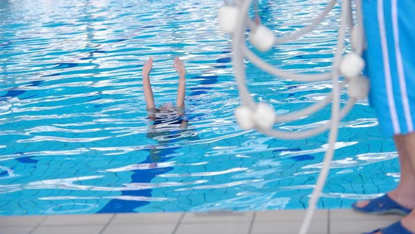 Ajuda e resgate na piscina — Fotografia de Stock