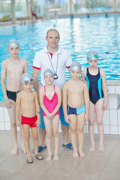 Groep van gelukkige jonge geitjes bij zwembad — Stockfoto