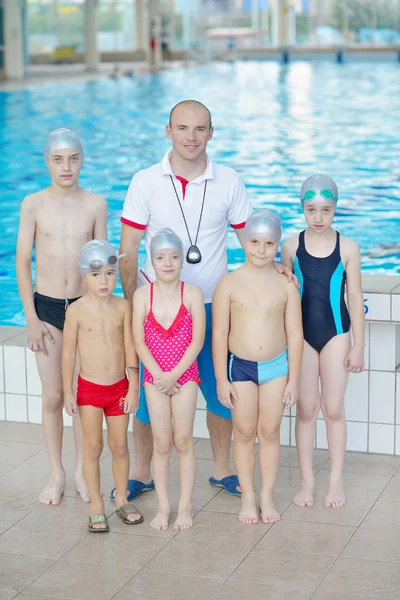 Grupo de crianças felizes na piscina — Fotografia de Stock