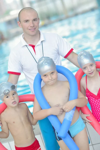 Groep van gelukkige jonge geitjes bij zwembad — Stockfoto