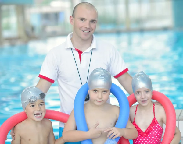 Boldog gyerekek a medence csoport — Stock Fotó