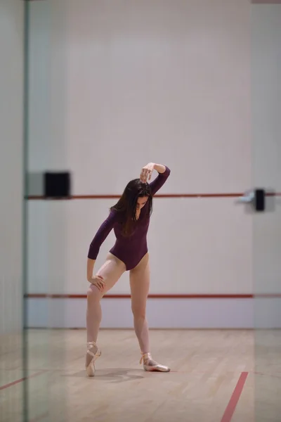 Woman ballet dancer — Stock Photo, Image