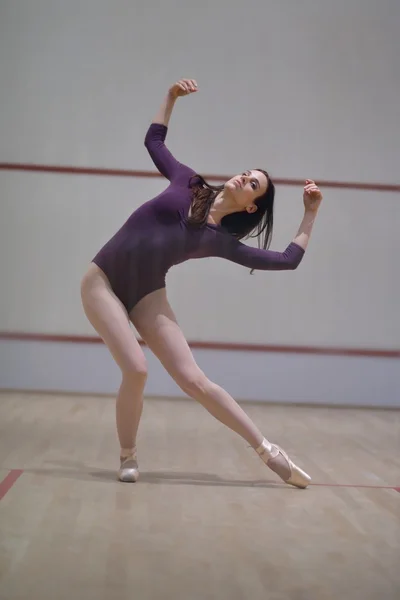 Жінка балерина — стокове фото