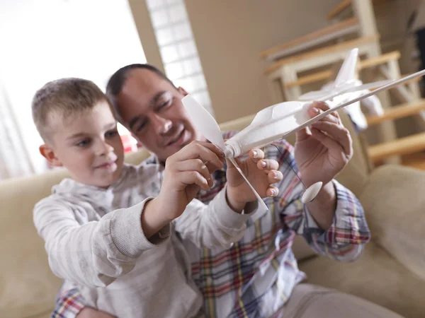 Père et fils assemblant jouet avion — Photo