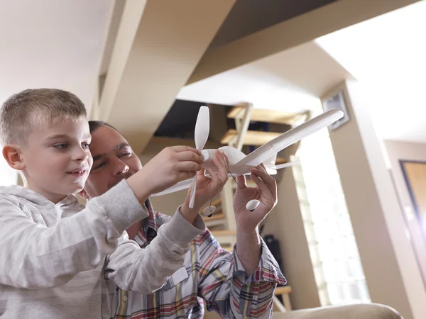 Padre e hijo ensamblando juguete de avión — Foto de Stock