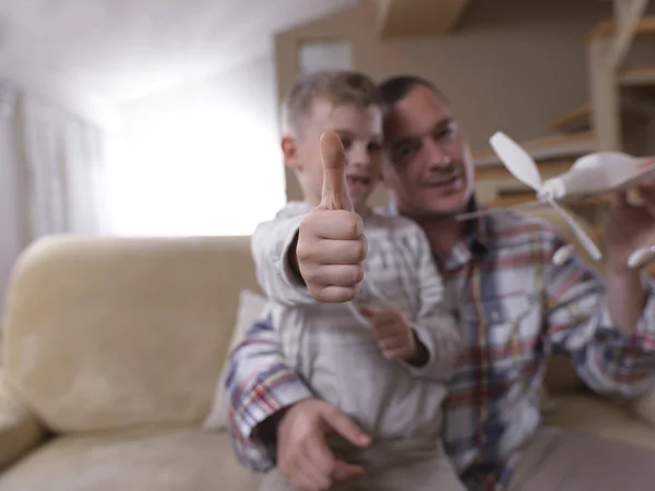 Pai e filho montando brinquedo avião — Fotografia de Stock