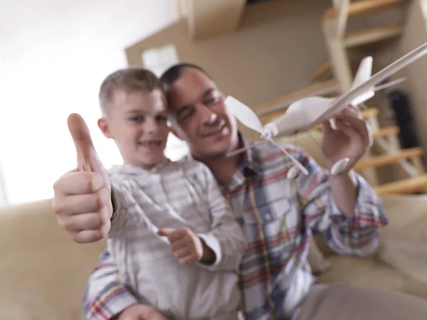 Padre e hijo ensamblando juguete de avión — Foto de Stock