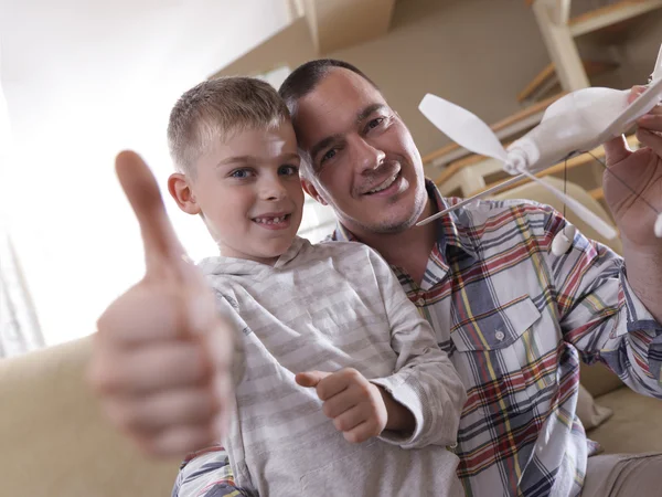 Pai e filho montando brinquedo avião — Fotografia de Stock