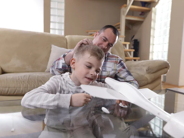 Padre e hijo ensamblando juguete de avión — Foto de Stock