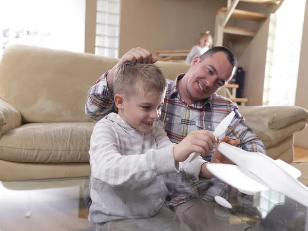 Pai e filho montando brinquedo avião — Fotografia de Stock