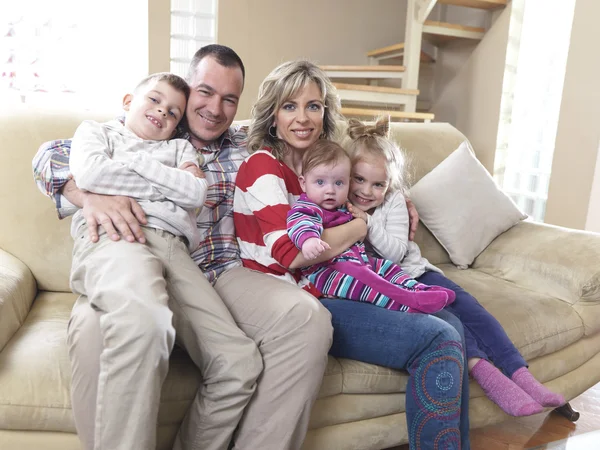 Gelukkige jonge familie thuis — Stockfoto